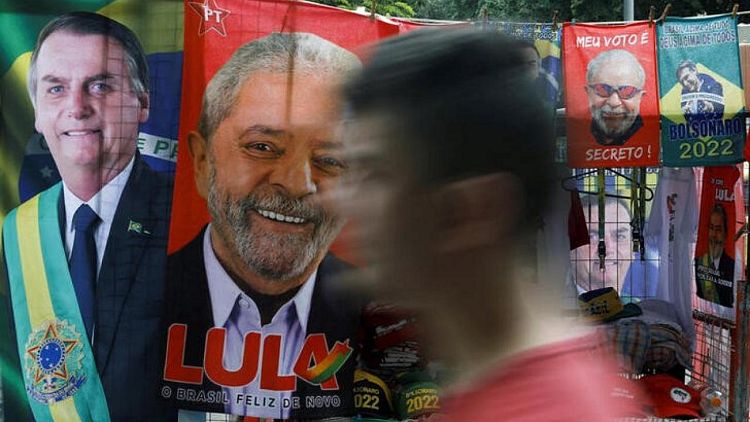 Un sondeo muestra que Bolsonaro reduce la distancia con Lula antes de las elecciones en Brasil