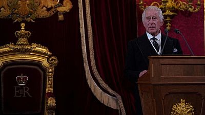 El rey Carlos se compromete a seguir el ejemplo de Isabel II al ser proclamado monarca británico