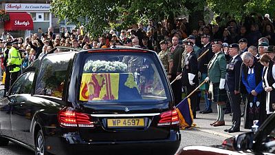 Miles de personas salen a las calles de Escocia para ver paso del féretro de la reina