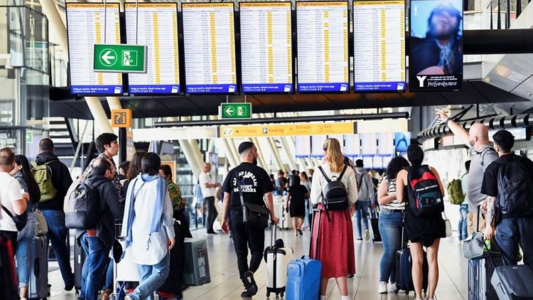 El aeropuerto de Schiphol pide a las compañías aéreas que cancelen sus vuelos por falta de personal