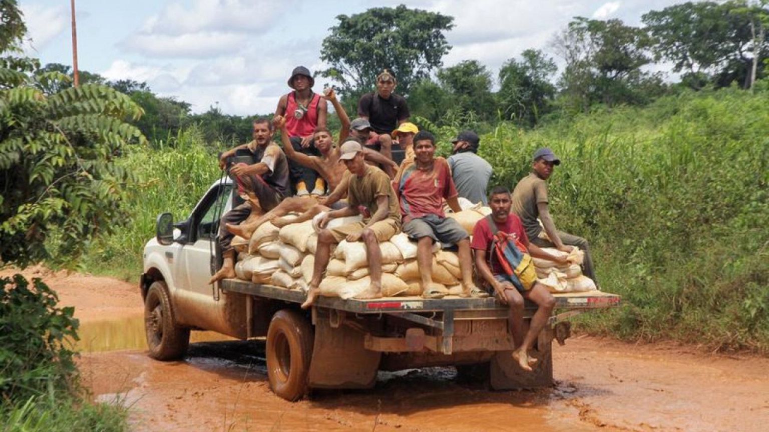 En Venezuela, mineros artesanales son desplazados mientras gobierno de Maduro busca más ingresos