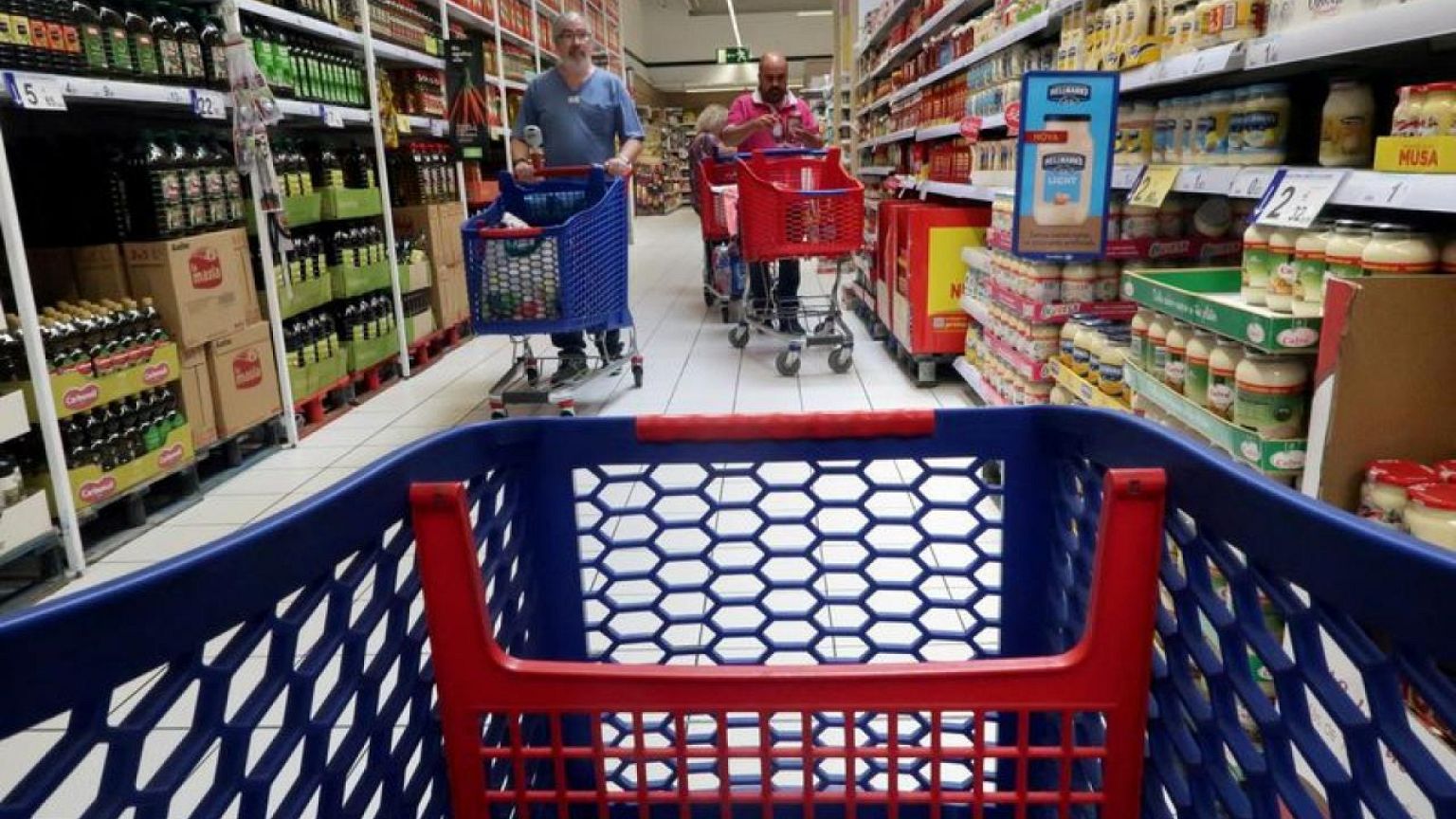 Los sindicatos españoles piden a los grandes minoristas una subida salarial del 18%