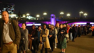 Miles de personas pasan ante el féretro de la reina Isabel en Londres
