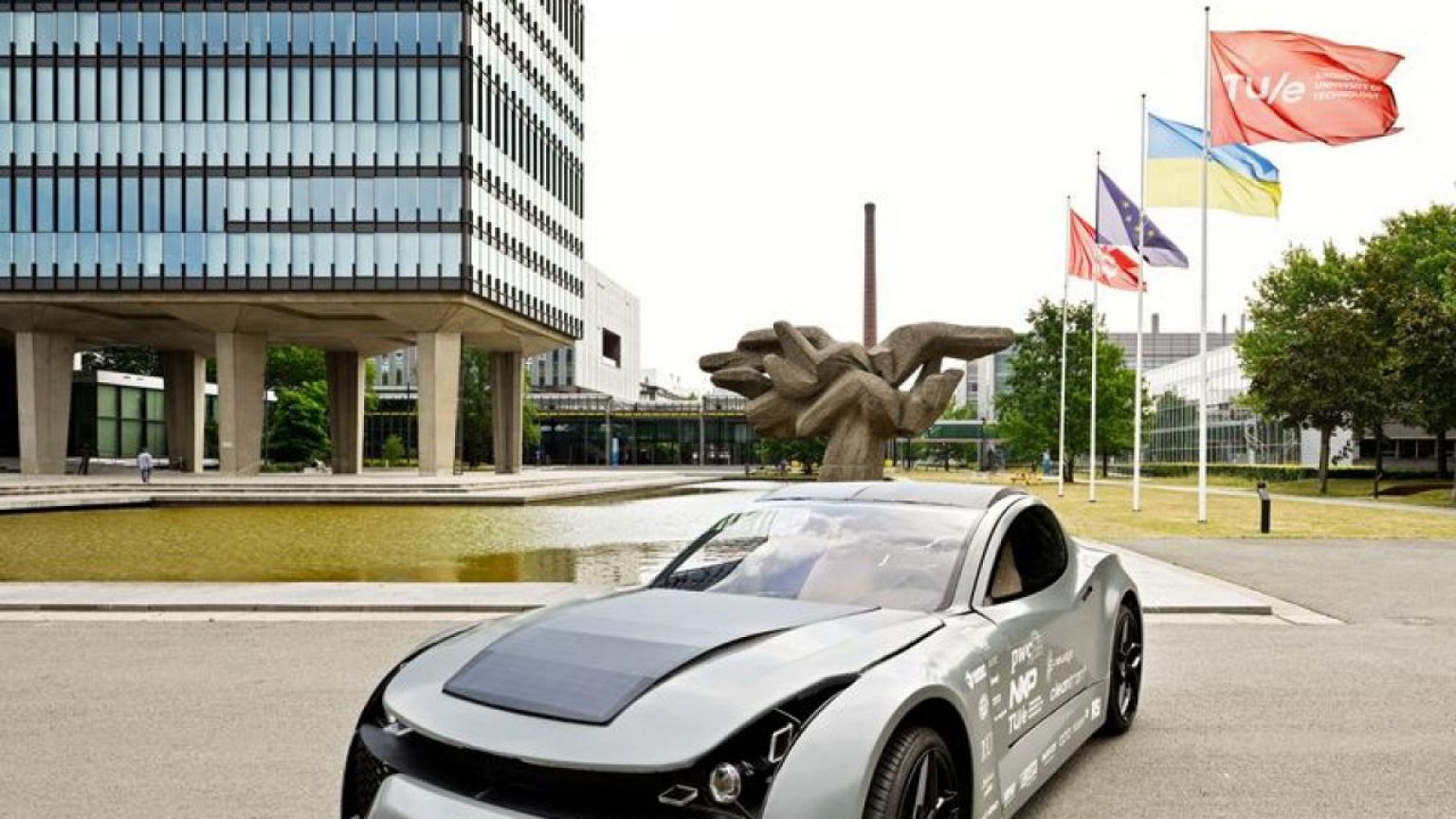 Dutch students devise carbon-eating electric vehicle
