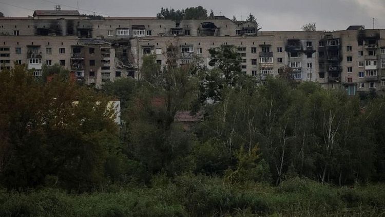 Autoridades ucranianas hallan fosa común con más de 440 cuerpos en Izium