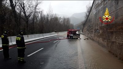 Tra dispersi anche un bambino, anziani salvati con i gommoni Tra dispersi anche un bambino, anziani salvati con i gommoni