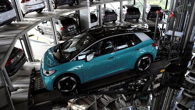 Las ventas de coches en Europa aumentan en agosto, poniendo fin a una racha de 13 meses de caídas -ACEA