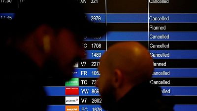 Aerolíneas cancelan vuelos tras la huelga de los controladores aéreos franceses