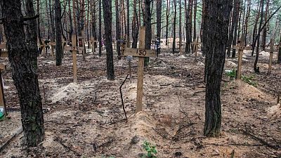 العثور على العديد من الجثث في مقبرة إيزيوم الجماعية بأوكرانيا بحبال حول الأعناق