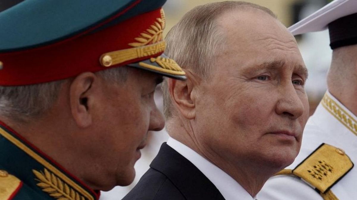 الرئيس الروسي فلاديمير بوتين ووزير الدفاع سيرجي شويجو.