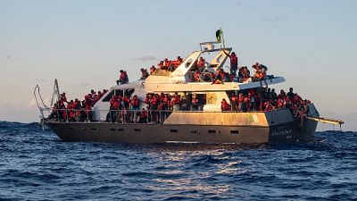 Al largo coste siciliane, 'situazione critica, fateci sbarcare'