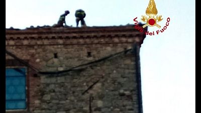 Interventi in cordata su coppi pericolanti a chiesa Radicondoli Interventi in cordata su coppi pericolanti a chiesa Radicondoli