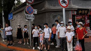 الصين تسجل 990 إصابة جديدة بفيروس كورونا