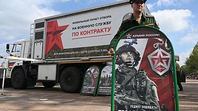 روسيا تلجأ لشاحنات تجنيد متنقلة وأجور كبيرة لاجتذاب متطوعين للجيش