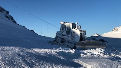 Con raccomandazione di rimanere a sciare all'interno delle piste Con raccomandazione di rimanere a sciare all'interno delle piste