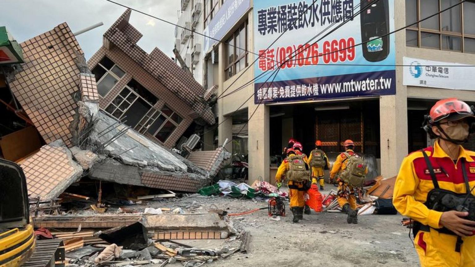 Fuerte terremoto sacude el sureste de Taiwán y provoca el derrumbe de un edificio