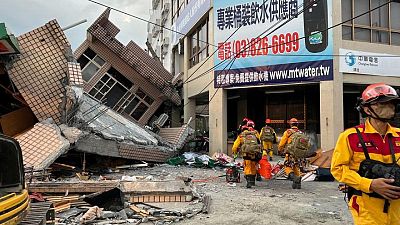 Fuerte terremoto sacude el sureste de Taiwán y provoca el derrumbe de un edificio