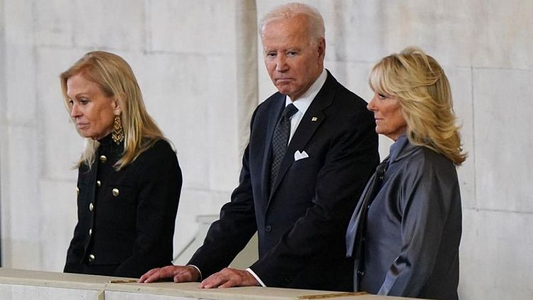 Biden presenta sus respetos a la Reina Isabel antes del funeral de Estado