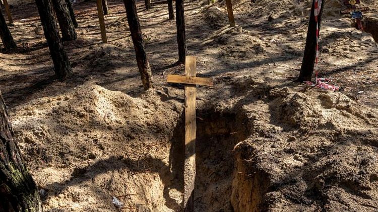 حاكم: استخراج 146 جثة إلى الآن من موقع دفن جماعي بإيزيوم الأوكرانية