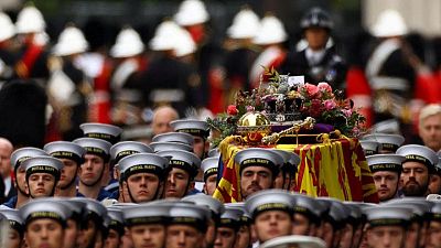 Los funerales de la reina Isabel de Inglaterra comienzan con una pompa sombría