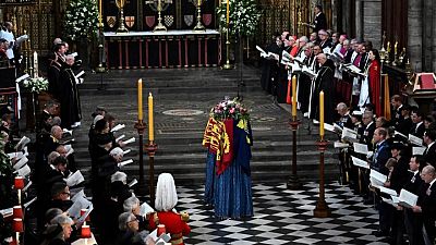 كآبة وحزن وتأثر.. مشاعر أفراد أسرة الملكة إليزابيث جلية في مراسم جنازتها