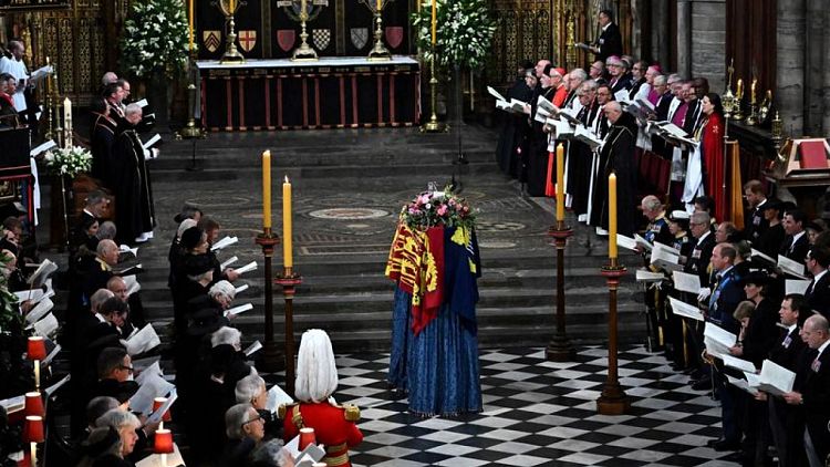 كآبة وحزن وتأثر.. مشاعر أفراد أسرة الملكة إليزابيث جلية في مراسم جنازتها