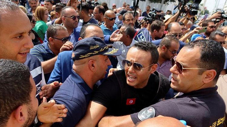 شرطة مكافحة الإرهاب بتونس تحقق مع الغنوشي زعيم النهضة وعلي العريض القيادي بالحزب