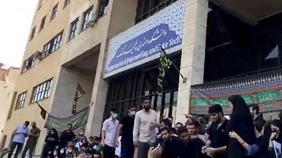 جماعة حقوقية إيرانية تقول إن شخصين قتلا في احتجاجات.. ولا تأكيد رسمي