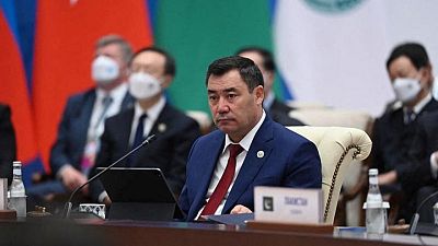 رئيس قرغيزستان يحث على الهدوء بعد اشتباكات دامية مع طاجيكستان