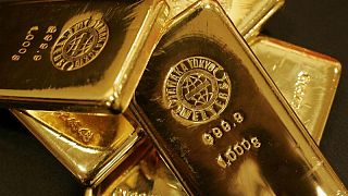 الذهب يهبط لأدنى مستوى في عامين ونصف مع صعود الدولار وعوائد الخزانة