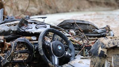 Vettura è ridotta a un ammasso di lamiere Vettura è ridotta a un ammasso di lamiere
