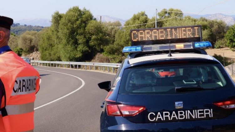 A Capoterra, marito si costituisce ai carabinieri in strada