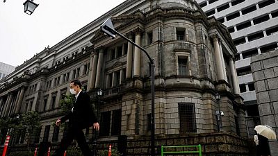 El primer ministro japonés no piensa "acortar" el mandato de Kuroda en el Banco de Japón -FT