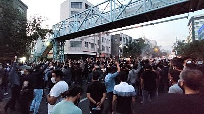 Manifestantes iraníes incendian comisarías mientras crecen los disturbios por la muerte de una mujer