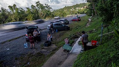 Residentes de Bermudas toman resguardo ante los vientos huracanados de Fiona