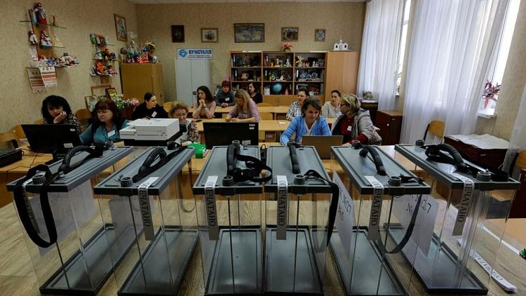 روسيا تبدأ تصويتا في استفتاء على ضم أجزاء من أوكرانيا