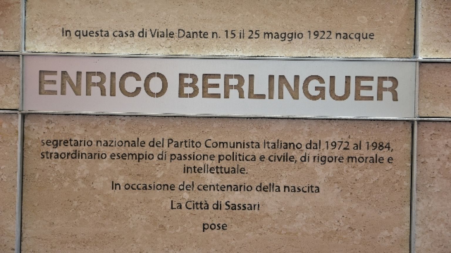 Raid vandalico alla vigilia delle elezioni, era tra i rifiuti