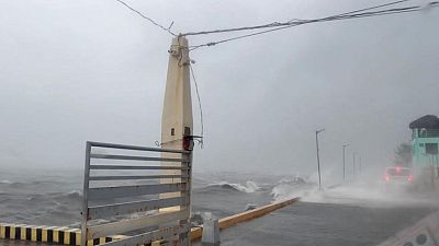 La tormenta tropical Noru toca tierra cerca de la capital de Filipinas