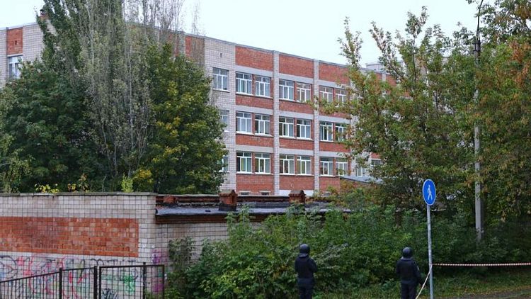 مسلح يرتدي صليبا معقوفا يقتل 15 في حادث إطلاق نار بمدرسة في روسيا