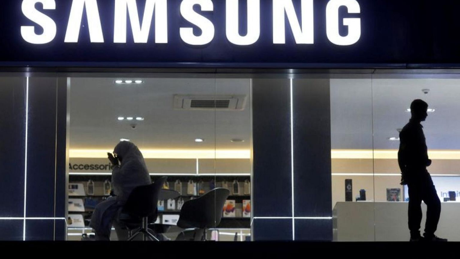 Samsung to lure 175 million existing India customers with cashback card