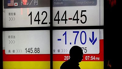 Japón advierte contra movimientos especulativos del yen y mercados desconfían de nueva intervención