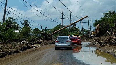 Trabajadores municipales puertorriqueños toman las riendas ante persistentes cortes de electricidad Trabajadores municipales puertorriqueños toman las riendas ante persistentes cortes de electricidad