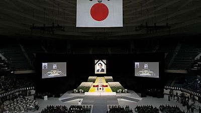 Con flores y una salva de cañones, Japón despide al divisivo Shinzo Abe