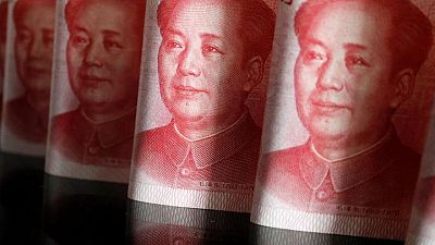 China dice que estabilizar mercado de divisas es la máxima prioridad y advierte contra "apuestas"