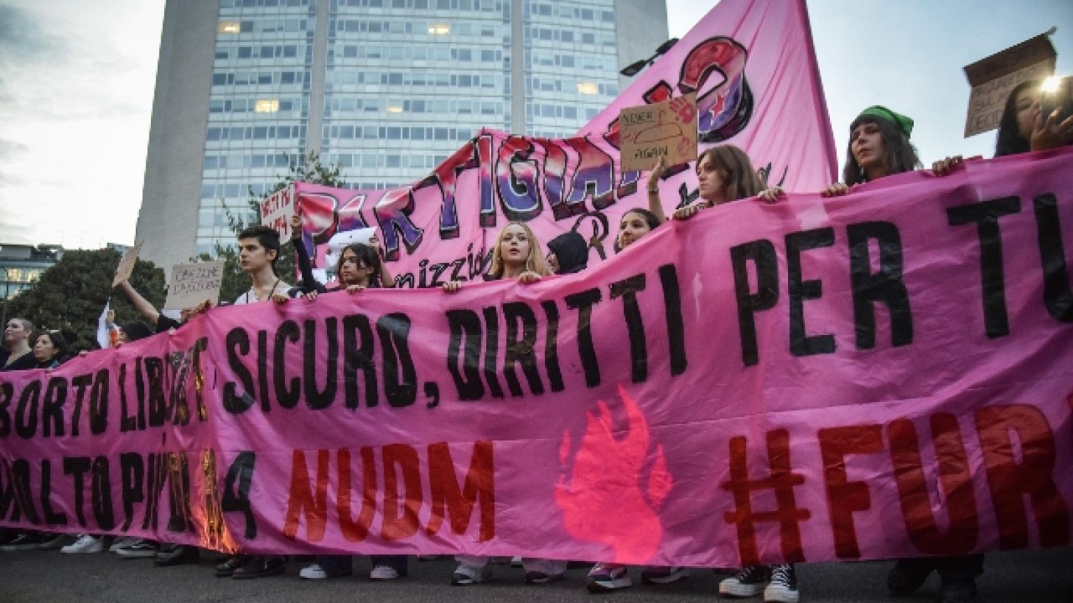 Cori contro Giorgia Meloni 'basta mettere mano sui nostri corpi'