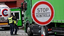 ضباط شرطة يفتشون شاحنة عند الحدود التشيكية مع سلوفاكيا كجزء من اجراءات أمنية بعد تزايد عدد المهاجرين إلى ألمانيا، الخميس 29 سبتمبر 2022