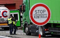 ضباط شرطة يفتشون شاحنة عند الحدود التشيكية مع سلوفاكيا كجزء من اجراءات أمنية بعد تزايد عدد المهاجرين إلى ألمانيا، الخميس 29 سبتمبر 2022