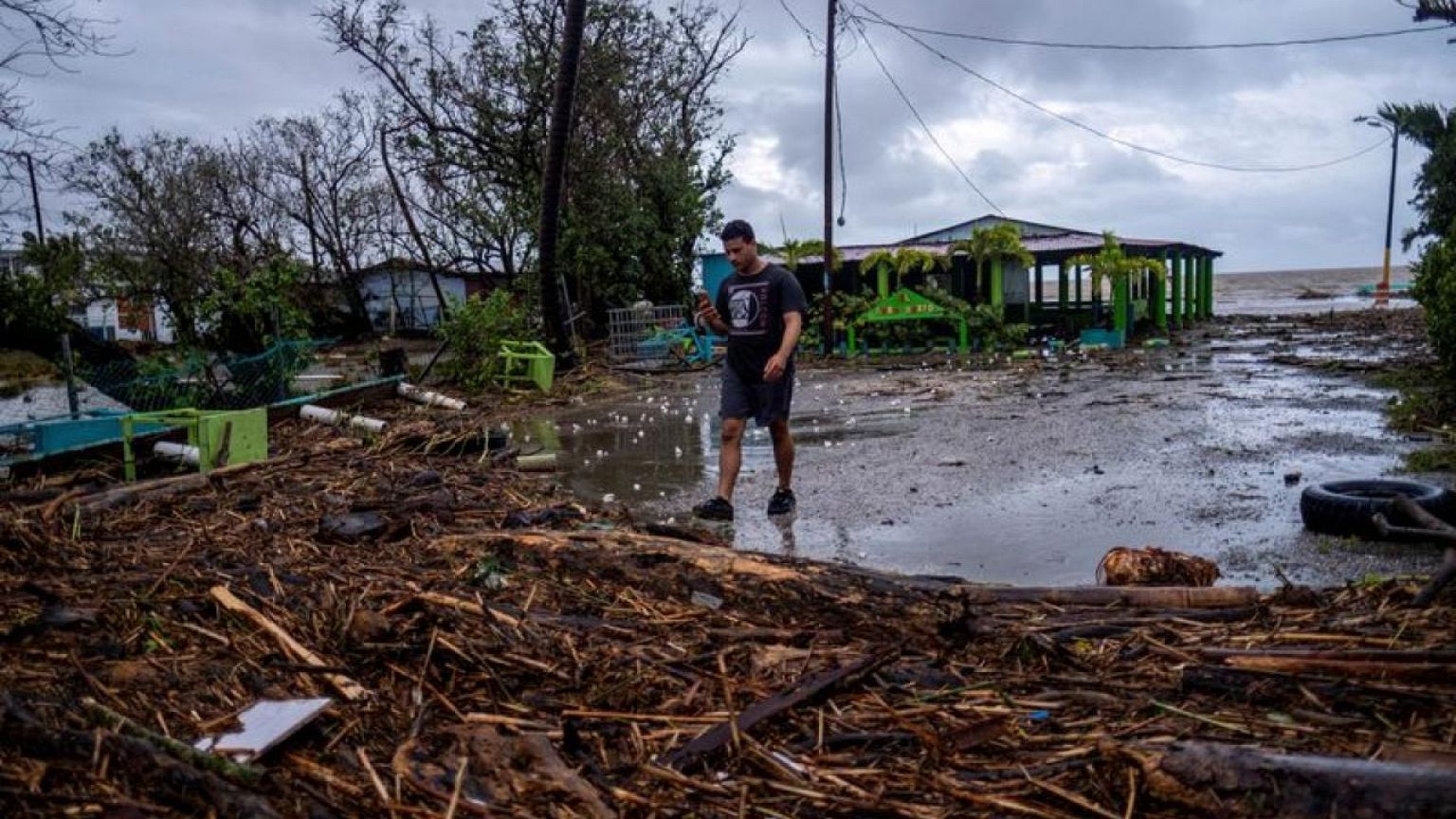 Cerca de 239.000 personas siguen sin electricidad en Puerto Rico días después de Fiona