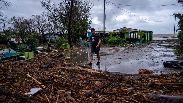 Cerca de 239.000 personas siguen sin electricidad en Puerto Rico días después de Fiona