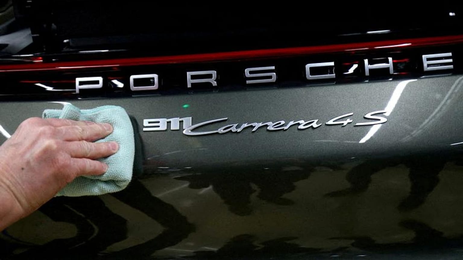 Investors switch into Porsche AG from Volkswagen on debut day